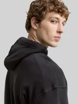 TOM TAILOR DENIM Herren Relaxed Fit Hoodie Sweatshirt mit Print, schwarz, Uni – Bild 6