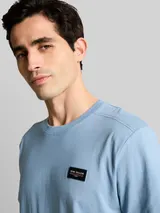 TOM TAILOR Herren T-Shirt aus Baumwolle mit Logo-Badge, blau, Uni – Bild 6