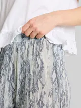 TOM TAILOR DENIM Damen Crinkle Wide Leg Hose mit Schlangenprint, grau, Animalprint – Bild 6