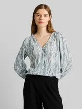 TOM TAILOR DENIM Damen Crinkle Wickelbluse mit Schlangenprint, grau, Animalprint – Bild 4