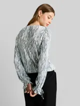 TOM TAILOR DENIM Damen Crinkle Wickelbluse mit Schlangenprint, grau, Animalprint – Bild 5