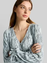 TOM TAILOR DENIM Damen Crinkle Wickelbluse mit Schlangenprint, grau, Animalprint – Bild 6