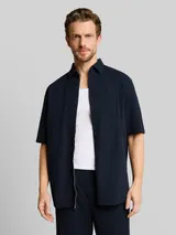 TOM TAILOR Herren Comfort Fit Seersucker Kurzarmhemd, blau, Uni – Bild 4