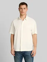 TOM TAILOR DENIM Herren Loose Fit Kurzarmhemd aus Baumwolle, weiß, Uni – Bild 4