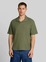 TOM TAILOR DENIM Herren Relaxed Fit Poloshirt mit Waffelstruktur, grün, Uni – Bild 4