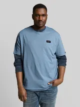 TOM TAILOR Herren Plus Size - T-Shirt aus Baumwolle mit Logo-Badge, blau, Uni – Bild 4