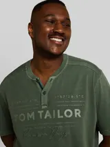 TOM TAILOR Herren Plus Size - Henley T-Shirt im Used-Look, grün, Uni – Bild 6