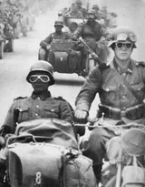 Stahlhelm Wehrmachtshelm Halbschale mit Brille Motorradhelm Oldtimer Retro Helm  – Bild 5